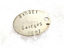 Une plaque militaire identité