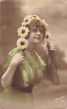 CP  FEMME VOILE POSANT AVEC MARGUERITES SUR LA TETE - 63090
