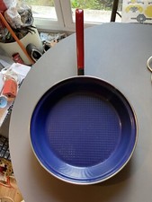 Poêle ronde vintage en tôle émaillée bleu noir manche Rouge annees 60 70