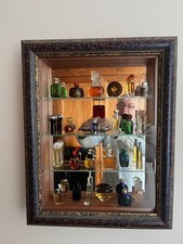 Vitrine en bois et miroir avec