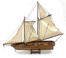 MAQUETTE DU BATEAU DE PECHE - 65 X 54 CM