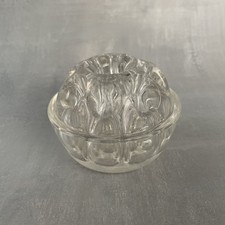 Petit pique fleurs en verre de Reims 9 trous taille 3