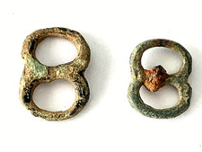 2  BOUCLES MEDIEVALES DE CHAUSSURES  EN FORME DE 8 RENVERSE     5,1 GR