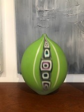 TRAVAIL ITALIEN, SUPERBE VASE OVOIDE  EN VERRE SOUFFLÉ VERT A DÉCOR DE MURINES