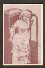 ARTISTE / Mlle Jeanne VALDA , Bourgeoise descendant d'une CHAISE à PORTEUR