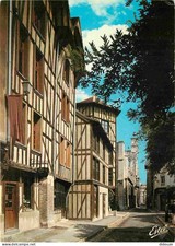 10 - Troyes - Place du Marché aux pains et le minaret d'horloge de l'église Sain