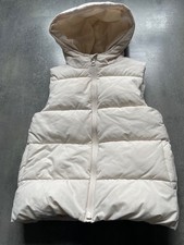 Doudoune à capuche sans manche.