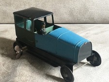 JOUET ANCIEN VOITURE TOLE A CLÉ AVEC CHAUFFEUR