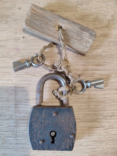 Ancien gros cadenas avec ses - ancien,
