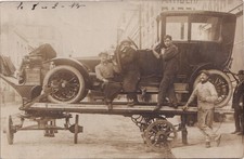 Carte photo 1910 – Ouvriers et voiture ancienne sur chariot – Paris automobile