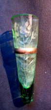 "Vase de voiture Napoléon III porte-bouquet en cristal vert ciselé de fleurs