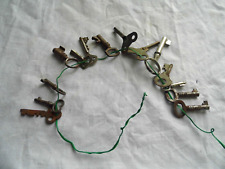 Lot de 14 Anciennes petites clés en métal pour coffre boite ancienne