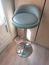 chaise haute,  très bonne état,couleur du cuir gris, le pied en métal argenté