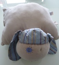 Q9- COUSSIN DOUDOU OKAIDI OBAIBI CHIEN GRIS BEIGE OREILLE BLEU RAYE OREILLER TBE