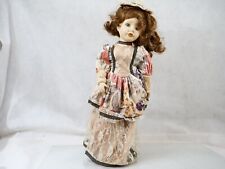 Poupée porcelaine  42 cm sur socle bois