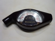 MANOMETRE MICHELIN VIGIL BAKELITE . ANNEES 50 .