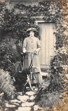 CPA FANTAISIE / CARTE PHOTO REPRESENTANT UNE FEMME AVEC SON VELO / BICYCLETTE