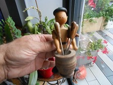 Petit Porteur de Tonneau Bois Sculpté aux Piques a Olive Escargot Berret Basque