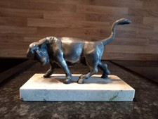 Statuette d'un taureau métallique sur socle en marbre mesurant 18 X 9 cm