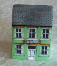 Dé à coudre de collection en porcelaine décoré en forme de boutique Anglaise