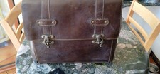 Cartable, sacoche en cuir vintage en cuir ancien dans son jus