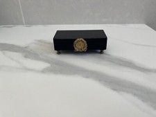 socle en bois  peint en noir