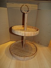 Plat présentoir à patisserie en rotin et bois ( 40 cm haut )