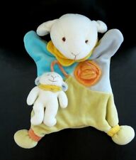 *. DOUDOU ET COMPAGNIE MARIONNETTE MOUTON BEBE bleu vert col jaune orange TTBE