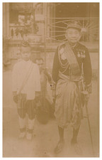 Cambodge, Norodom 1er, roi du Cambodge avec son 33e fils, Tirage vintage, ca.190