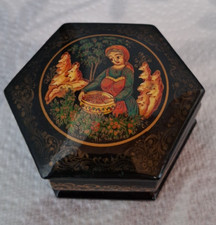 Boite Russe laquée signée 4