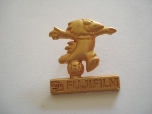 Pins mascotte foot fujifilm - mascotte,