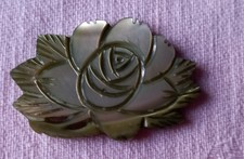 JOLI PLAQUE APPLICATION ORNEMENT  EN NACRE GRAVE