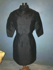 Belle petite robe noire vintage en soie sauvage et sa veste , couture .