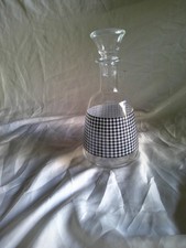 Carafe en verre motif pied de
