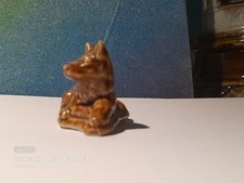 figurine wade chien alsacien,miniature, bibelot, porcelaine marron,trés bon eta