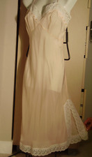 JOLIE COMBINAISON FOND ROBE GRIFFON T40 ROSE FENDUE 1 COTE  BRODERIES ANGLAISES