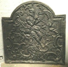 plaque de cheminée en fonte de fer décor le musicien saltimbanque . XIX siècle .