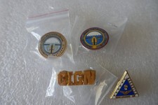 lot insigne pin's gendarmerie GIGN dont un doré neufs dans leurs emballages