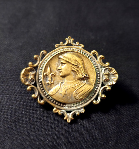 Rare broche ancienne jeanne - rare,
