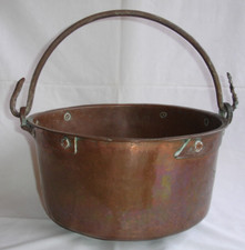 Ancien Chaudron en Cuivre épais, martelé, avec rivets Anse en fer forgé, Fin 18è