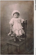 AVIP4-0186-ENFANT-CARTE-PHOTO - Une fillette sur une chaise - Fleurs