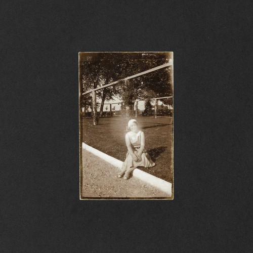 Femme assise herbe - , lumière