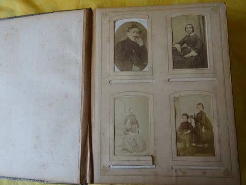 Album photo ancien avec 102 - album,