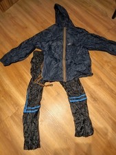 Kway en lot de 33 pièces. Toutes tailles, nombreuses couleurs et motifs.