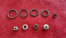 Lot de monnaies gauloises, 5 anneaux, 3 perles et 1 rouelle ou fusaïole