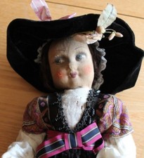 Ancienne poupée en tissu et