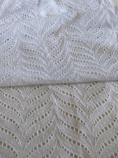 COUPE TISSU COTON BRODE BLANC