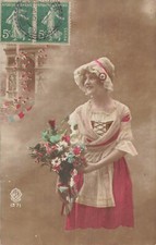 CP PATRIOTIQUE FEMME COIFFE COCARDE BOUQUET TRICOLORE ARC TRIOMPHE - 450