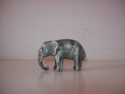 Jolie miniature éléphant - , en