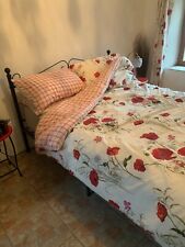 Lit en métal noir en excellent état Et des parures de lit/tables de chevet